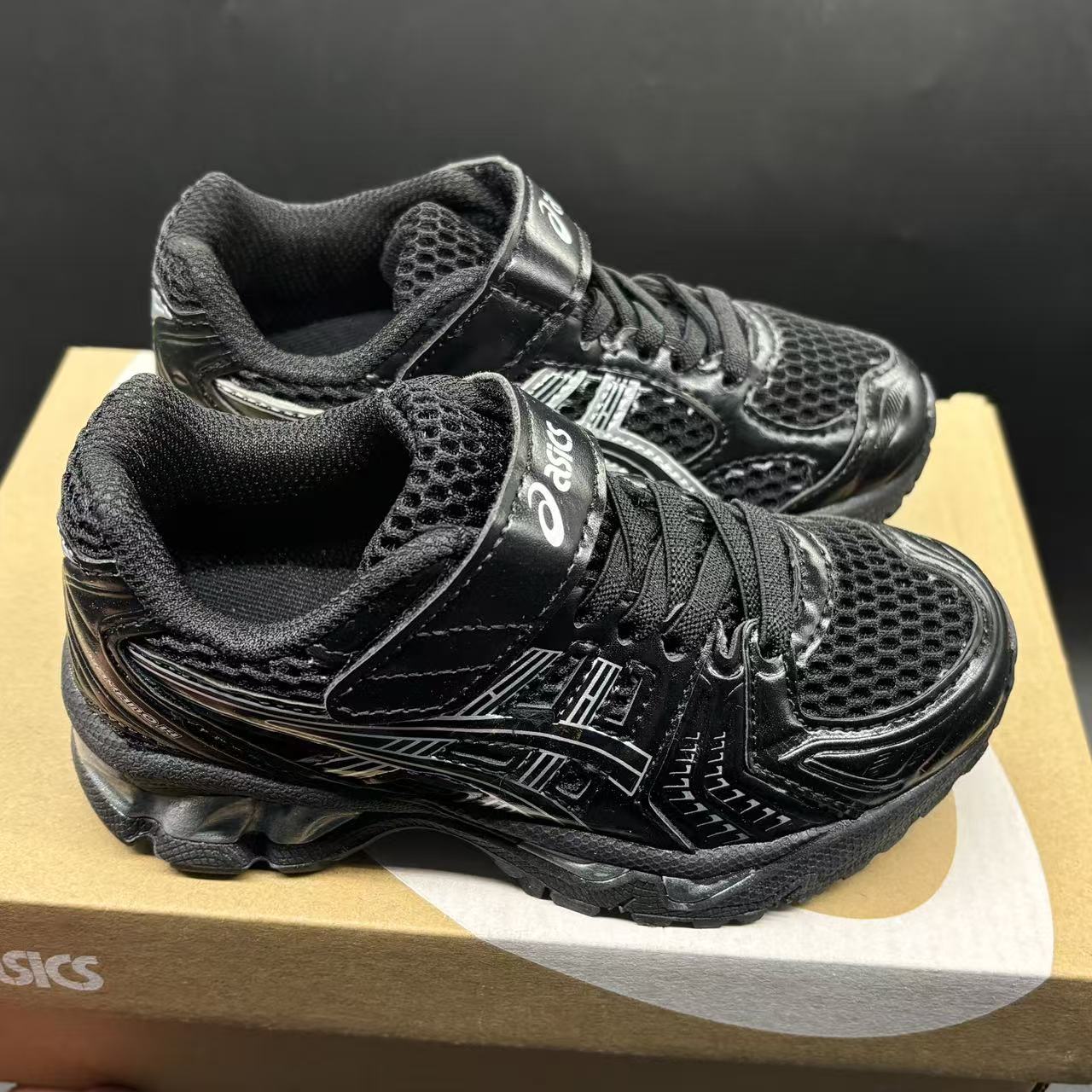Children's shoes child